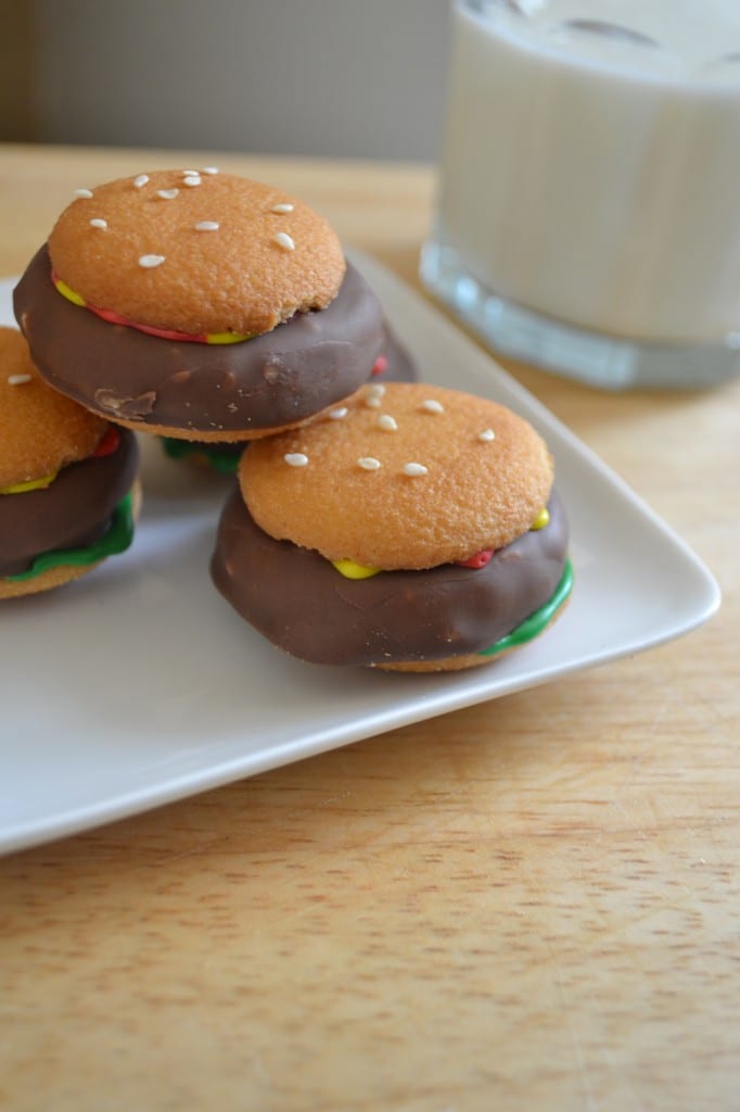 Cookies that look like hamburgers on a plate