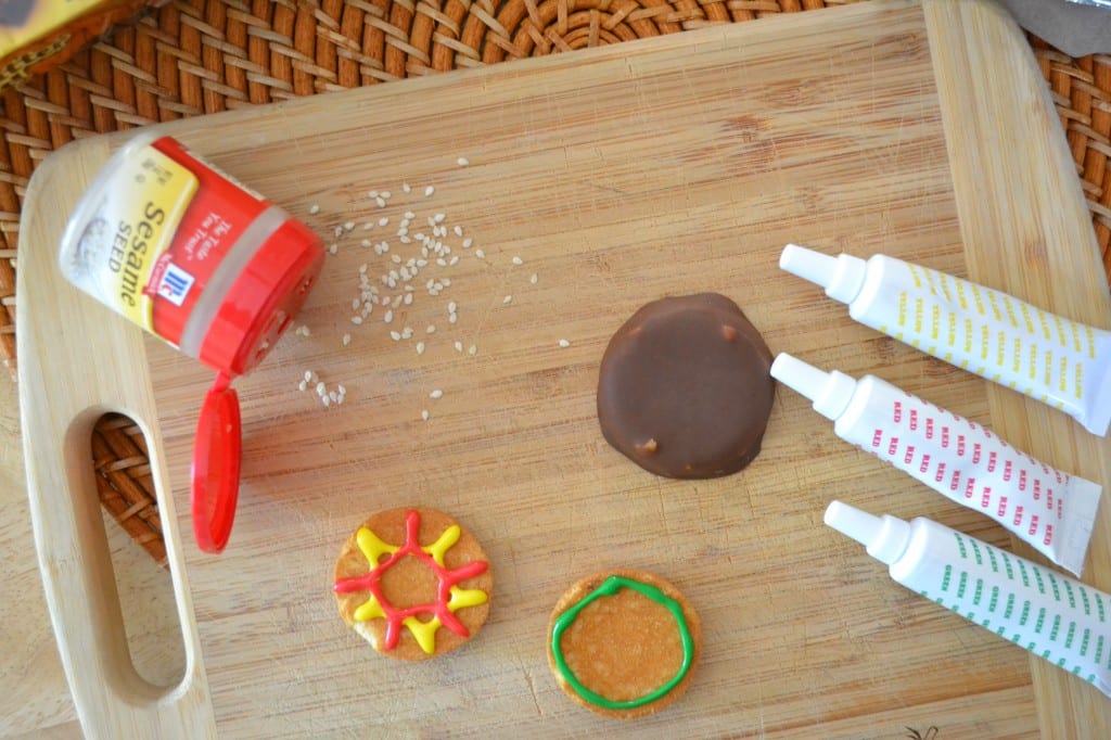 A demonstration on how to make cookies that look like hamburgers