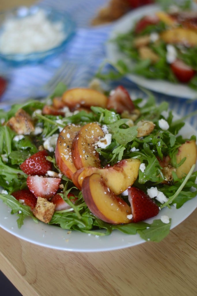 Summer Salad - Peach, Strawberry and Arugula Salad | @sarcasticcook